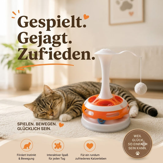 Eine entspannte getigerte Katze liegt nach dem Spielen zufrieden neben einem interaktiven orange-weißen Katzenspielzeug auf einem hellen Teppich in einem gemütlichen Wohnzimmer. Warmes Tageslicht und eine ruhige Wohnatmosphäre vermitteln den Moment nach einer erfolgreichen Jagd und ausgiebigen Beschäftigung. Die große Überschrift lautet „Gespielt. Gejagt. Zufrieden.“ Darunter werden die Vorteile des Spielzeugs mit Symbolen hervorgehoben: Förderung von Instinkt und Bewegung, interaktiver Spielspaß für jeden 