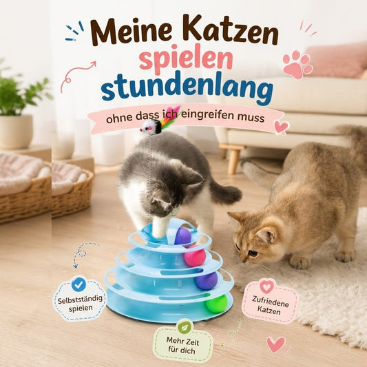 Zwei verspielte Katzen beschäftigen sich selbstständig mit einem interaktiven mehrstöckigen Katzenspielzeug mit bunten Kugeln und Federmaus. Die Szene zeigt ein gemütliches Wohnzimmer mit heller, freundlicher Atmosphäre. Über dem Spielzeug steht der Text „Meine Katzen spielen stundenlang“, darunter „ohne dass ich eingreifen muss“. Das Bild vermittelt aktive Beschäftigung, mentale Auslastung und unabhängiges Spielen für Wohnungskatzen.