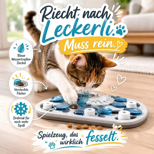 Eine neugierige dreifarbige Katze schnuppert konzentriert an einem blauen Wassertropfen-Deckel des Rainy Day Puzzle Futterlabyrinths. Mit einer Pfote beginnt sie vorsichtig, den Deckel anzuheben, während einige Trockenfutterstücke davor liegen. Im Hintergrund sorgt ein heller, modern eingerichteter Wohnraum mit viel Tageslicht für eine ruhige Wohlfühlatmosphäre. Große Schrift auf dem Bild lautet: „Riecht nach Leckerli. Muss rein.“ Illustrationen heben die blauen Wassertropfen-Deckel, versteckte Fächer und d