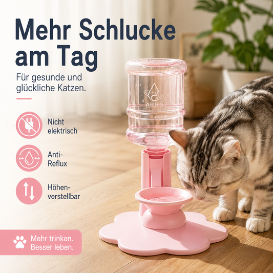 Rosa Katzen-Trinkspender in einem hellen, modern eingerichteten Wohnraum im skandinavischen Stil. Eine Katze trinkt entspannt aus der Schale, während natürliches Sonnenlicht den Raum erhellt. Der Trinkspender ist als stilvolle Lösung für den Katzenalltag in Szene gesetzt. Große Überschrift: „Mehr Schlucke am Tag“. Hervorgehobene Vorteile: „Kein Strom“, „Anti-Rückfluss“ und „Höhenverstellbar“. Ideal für Wohnungskatzen und eine bessere tägliche Wasseraufnahme.