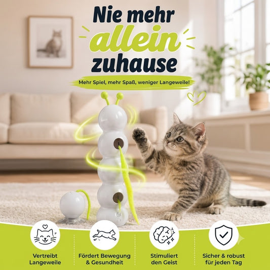 Ein verspieltes Kätzchen beschäftigt sich neugierig mit einem interaktiven Katzen-Spielzeug in einem hellen, modernen Wohnzimmer. Das weiße, aufrecht stehende Spielzeug mit leuchtend grünen Bändern animiert die Katze zum Jagen, Greifen und Spielen. Die Szene vermittelt, wie Wohnungskatzen auch während der Arbeitszeit sinnvoll beschäftigt bleiben. Im Bild steht der Schriftzug „Nie mehr allein zuhause“. Helle Naturfarben, gemütliche Wohnatmosphäre und ein minimalistisches Interieur unterstreichen das Gefühl v