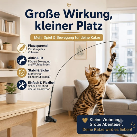 Eine Bengalkatze spielt konzentriert mit einem flexiblen Katzenangel-Spielzeug, das sicher an einem Tisch in einer modernen kleinen Wohnung befestigt ist. Das helle Wohnzimmer mit Sofa und Holzboden zeigt, wie Katzen auch auf begrenztem Raum aktiv bleiben können. Große Überschrift: „Große Wirkung, kleiner Platz“. Zusätzliche Hinweise betonen platzsparendes Design, mehr Bewegung sowie eine einfache und stabile Befestigung – ideal für Wohnungskatzen in kleinen Apartments.